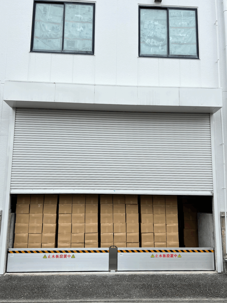 〔導入事例〕会社倉庫のシャッター内側に止水板マグネットタイプ1