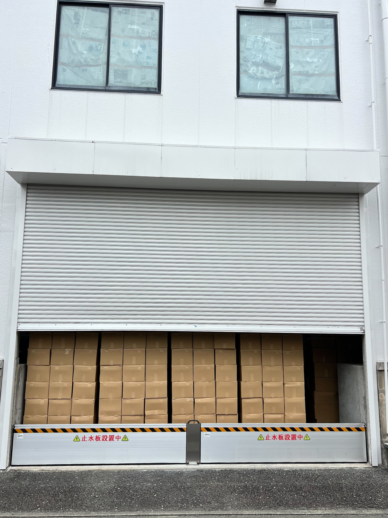 〔導入事例〕会社倉庫のシャッター内側に止水板マグネットタイプ1