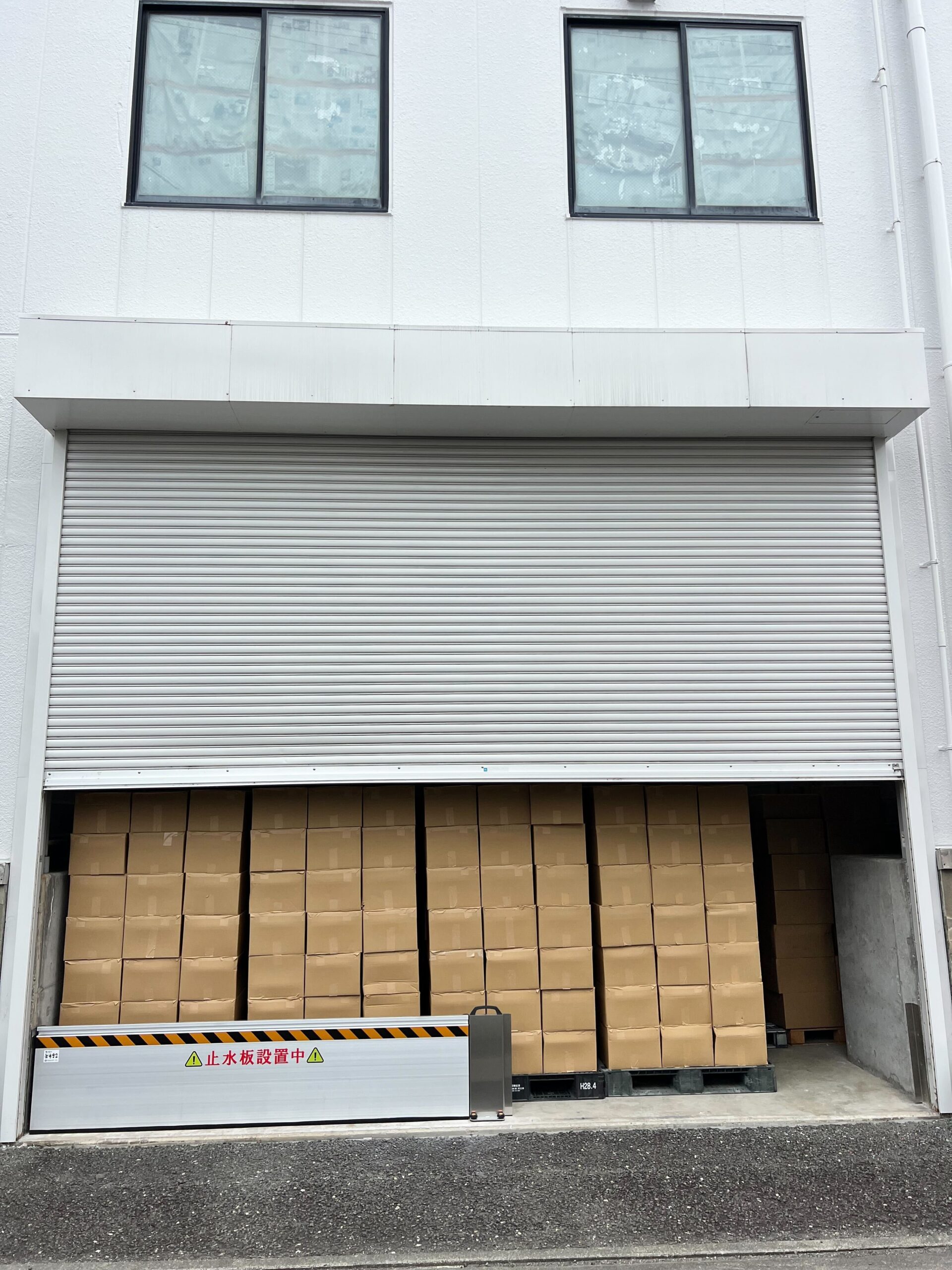 〔導入事例〕会社倉庫のシャッター内側に止水板マグネットタイプ2