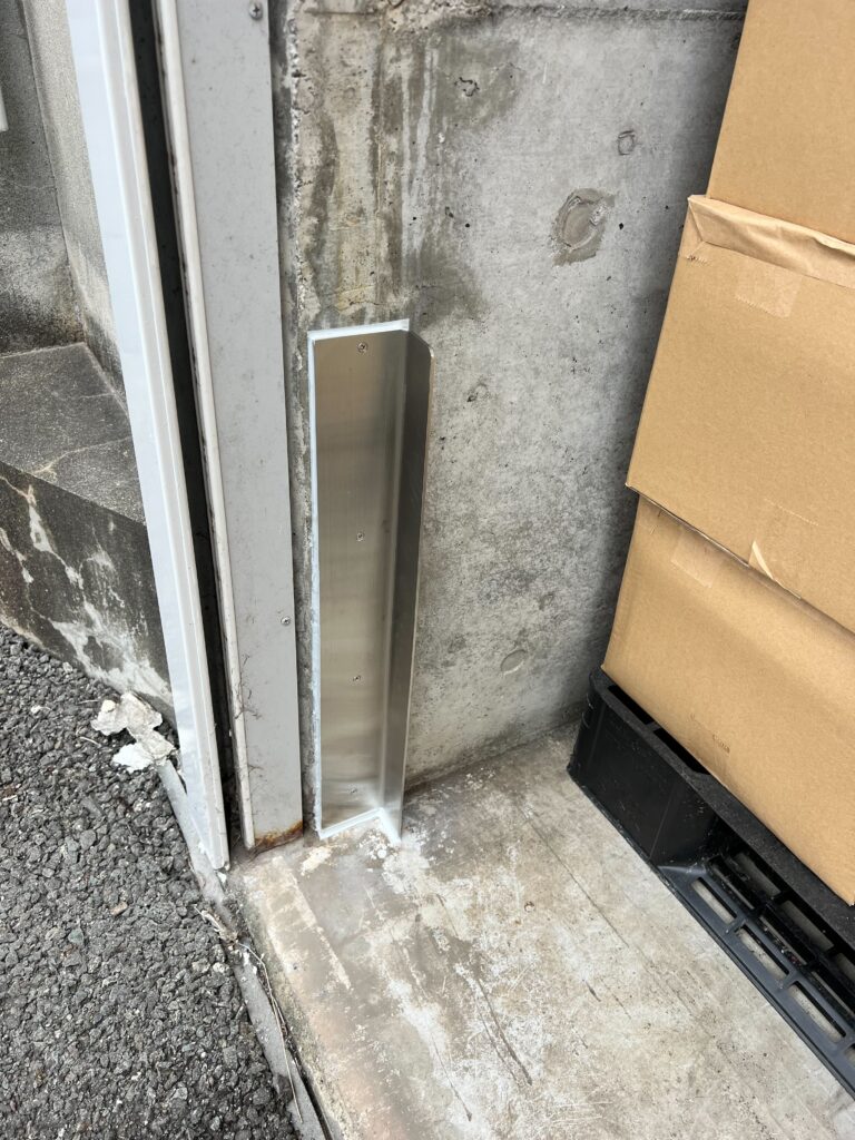 〔導入事例〕会社倉庫のシャッター内側に止水板マグネットタイプ3