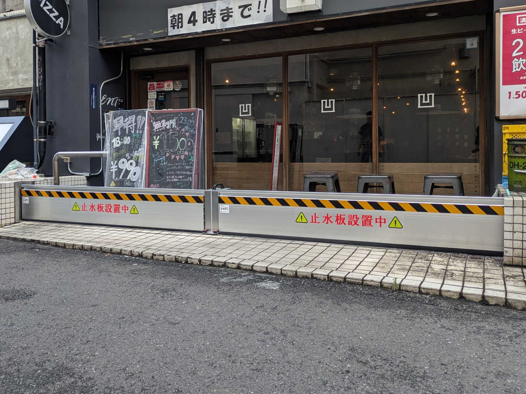 ［止水板］テナントビルの階段前に防水板マグネットタイプ2