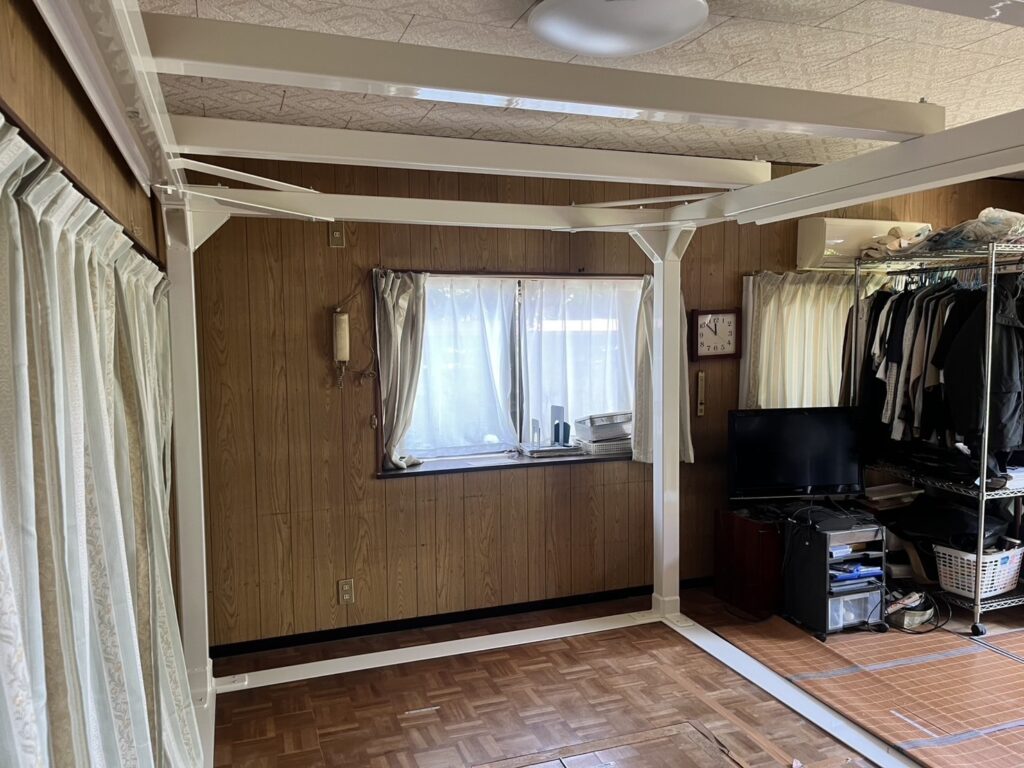 ［鉄骨シェルター］一軒家の居間に鉄骨シェルター