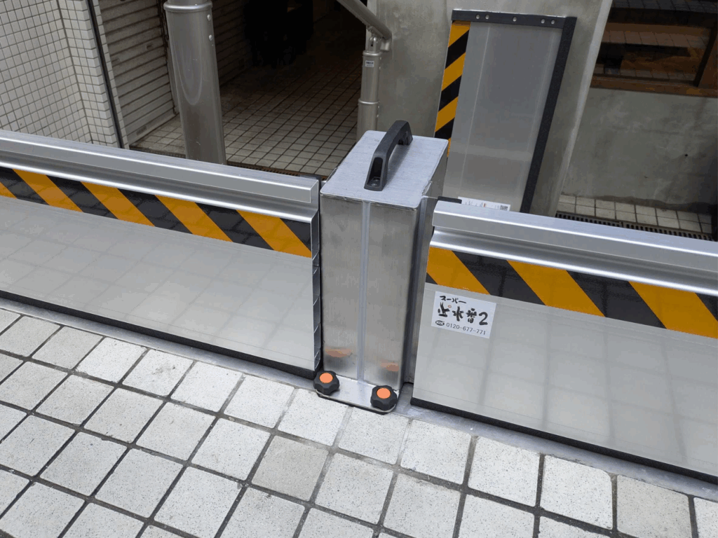 ［止水板］テナントビルの階段前に防水板マグネットタイプ5
