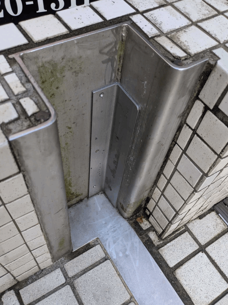 ［止水板］テナントビルの階段前に防水板マグネットタイプ7