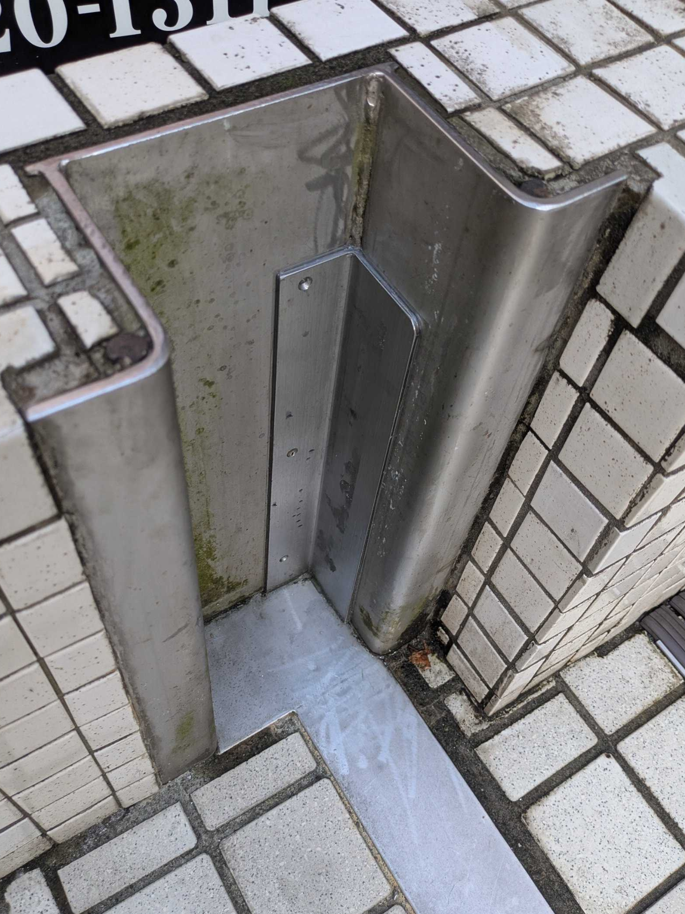 ［止水板］テナントビルの階段前に防水板マグネットタイプ7