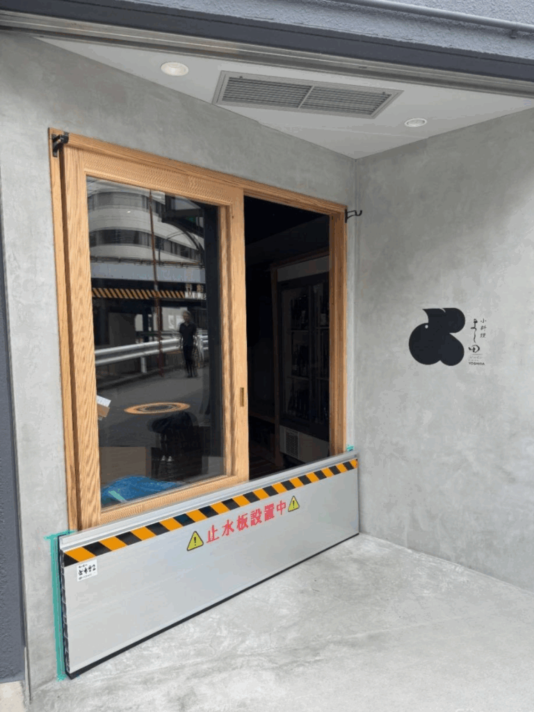 [導入事例]飲食店入口に取り付け部分が目立たない防水板マグネットタイプ