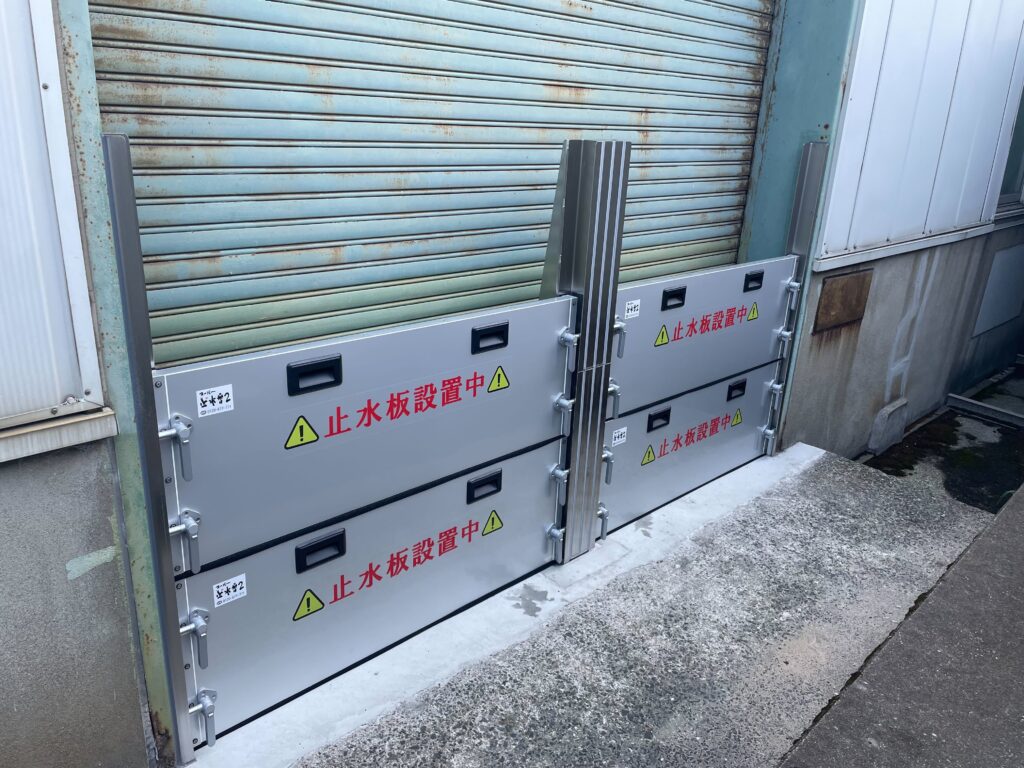 [導入事例]製紙工場のシャッターに止水板支柱タイプ