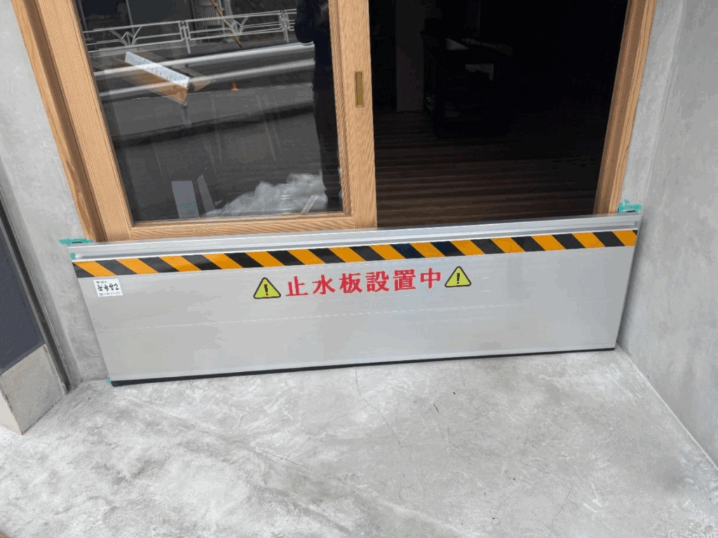 [導入事例]飲食店入口に取り付け部分が目立たない防水板マグネットタイプ