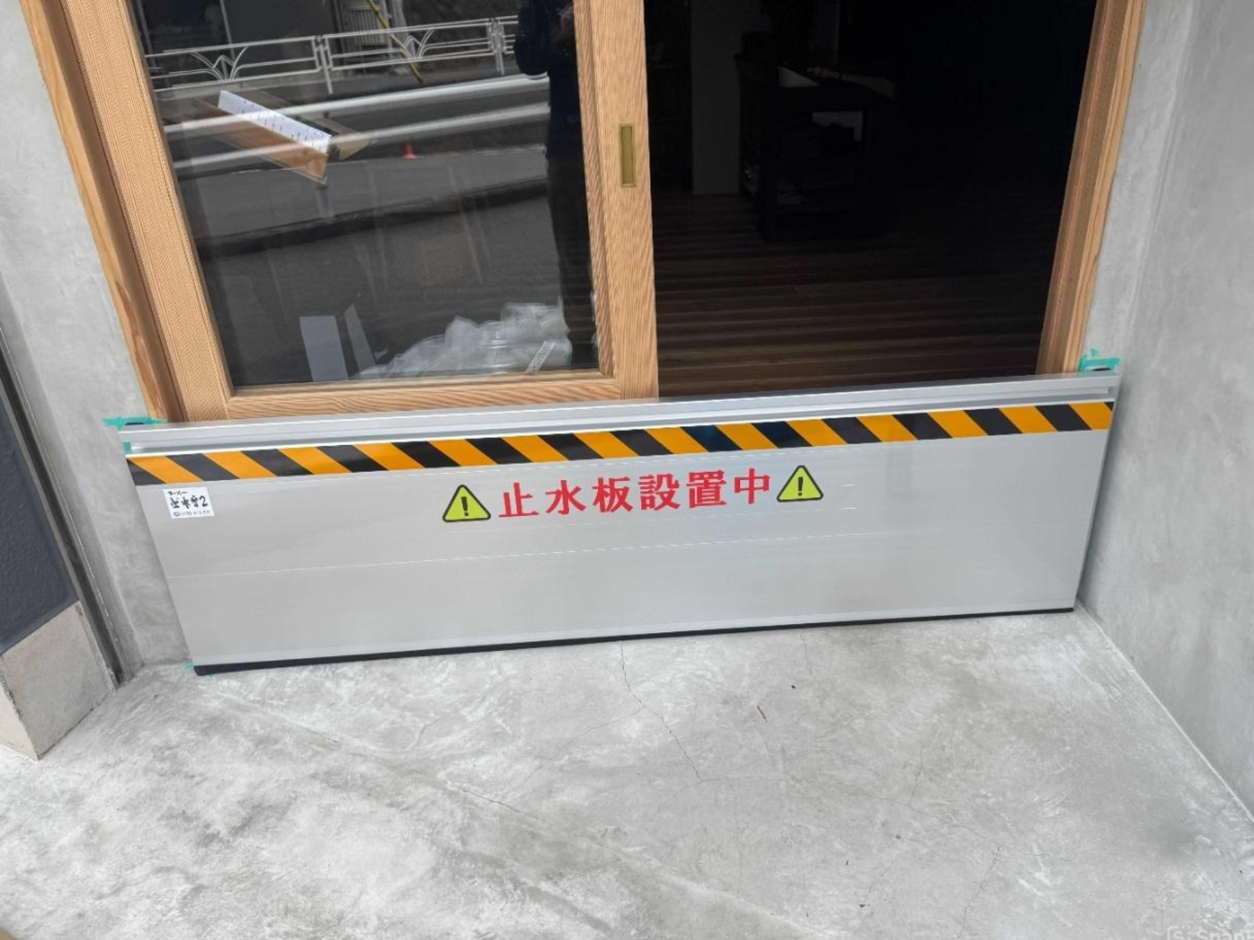 [導入事例]飲食店入口に取り付け部分が目立たない防水板マグネットタイプ