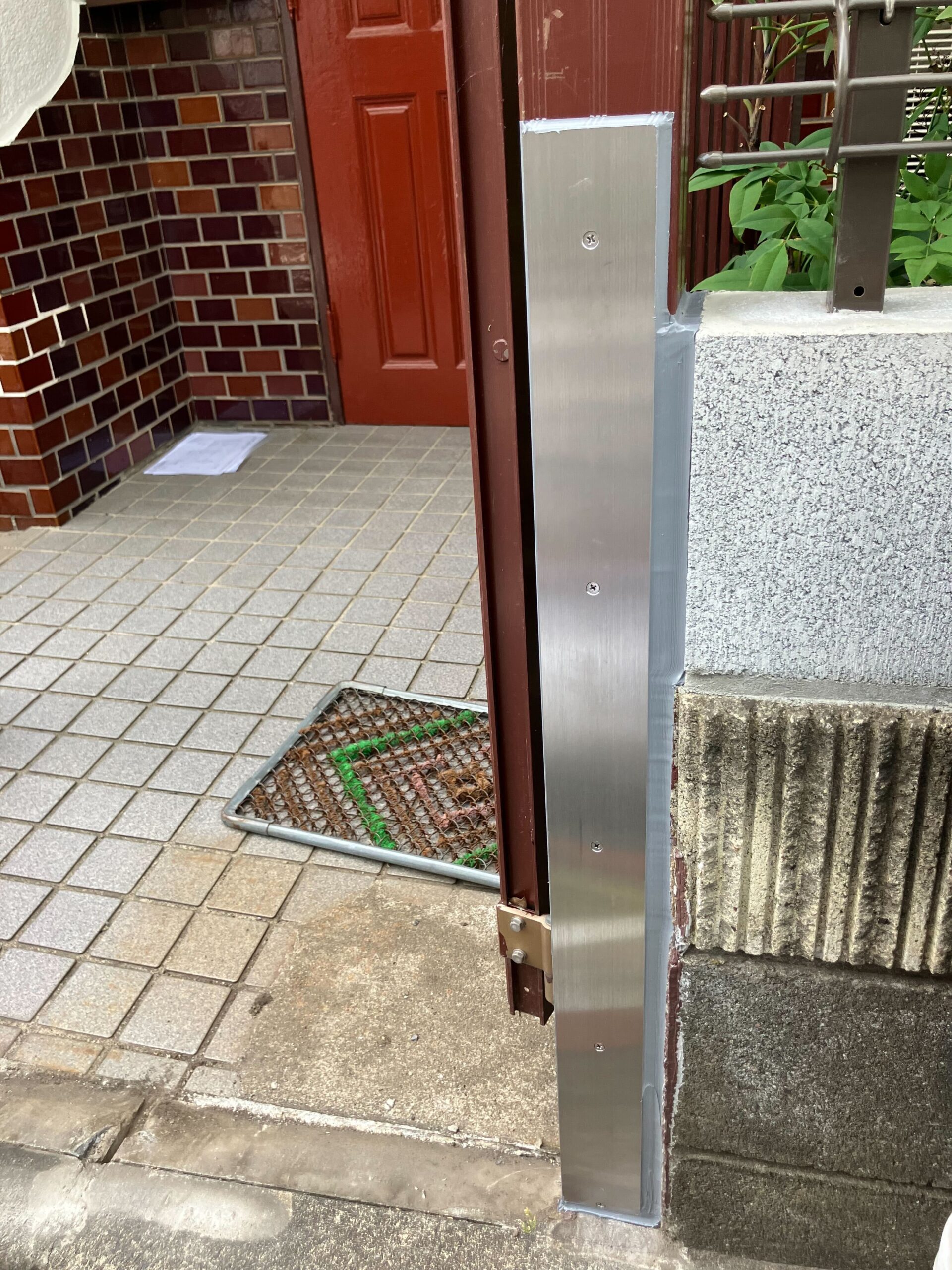 [導入事例]一軒家門扉に止水板支柱タイプ