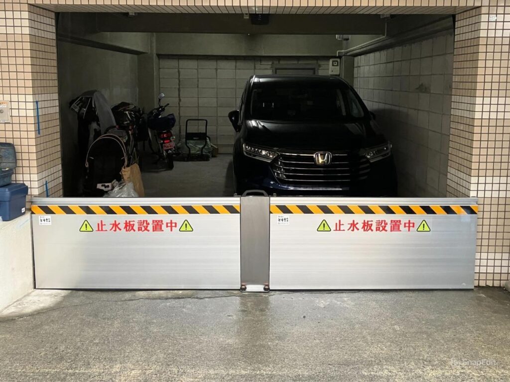 ［導入事例］マンションの駐車場・通用口に防水板マグネットタイプ