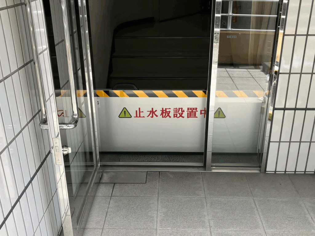 ［導入事例］病院通用口に止水板支柱タイプ