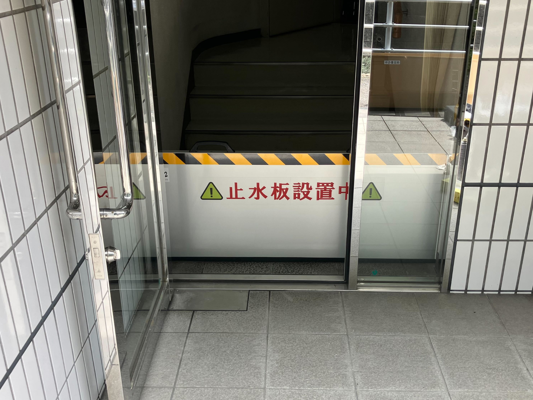［導入事例］病院通用口に止水板支柱タイプ