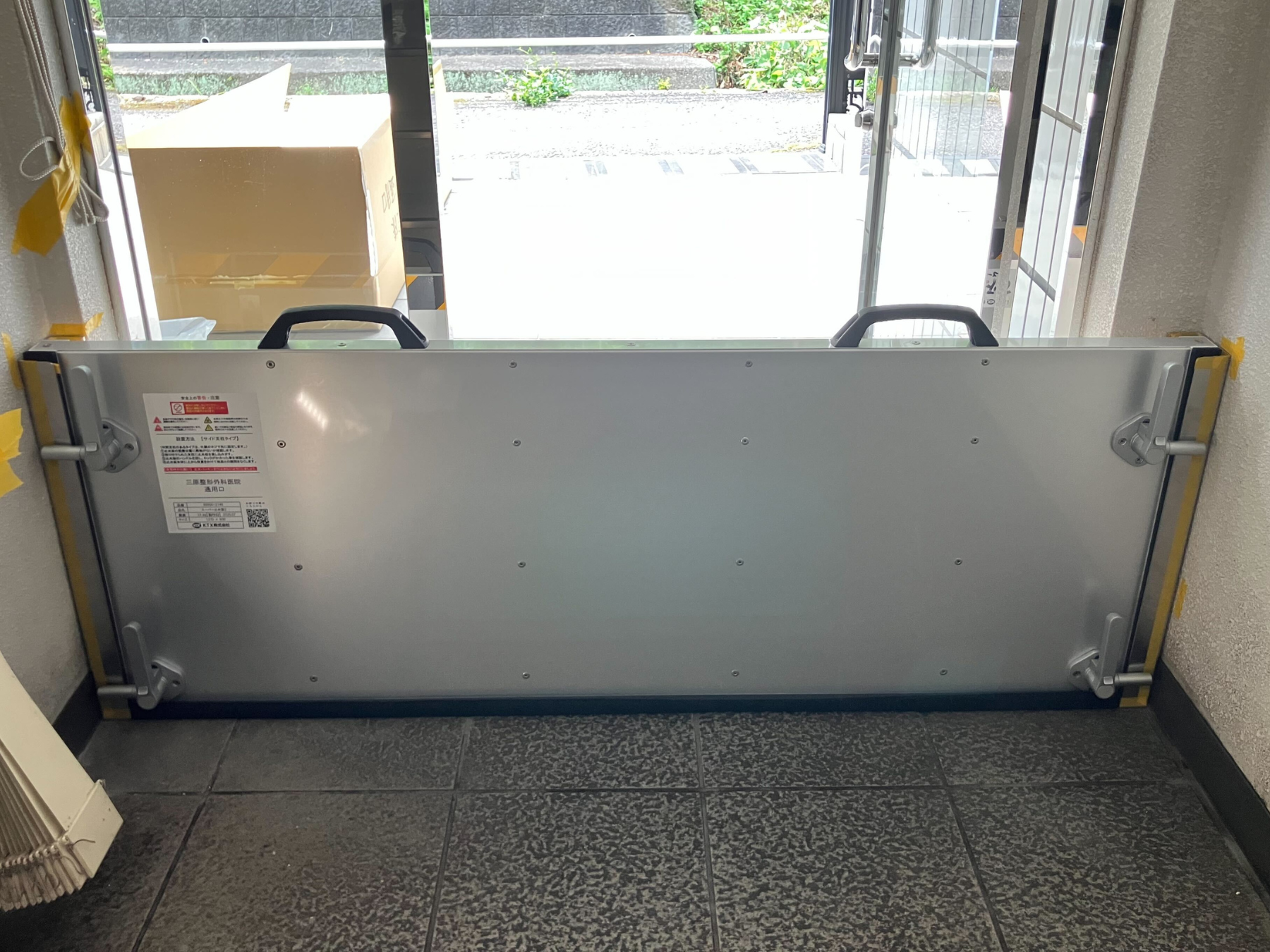 ［導入事例］病院通用口に止水板支柱タイプ