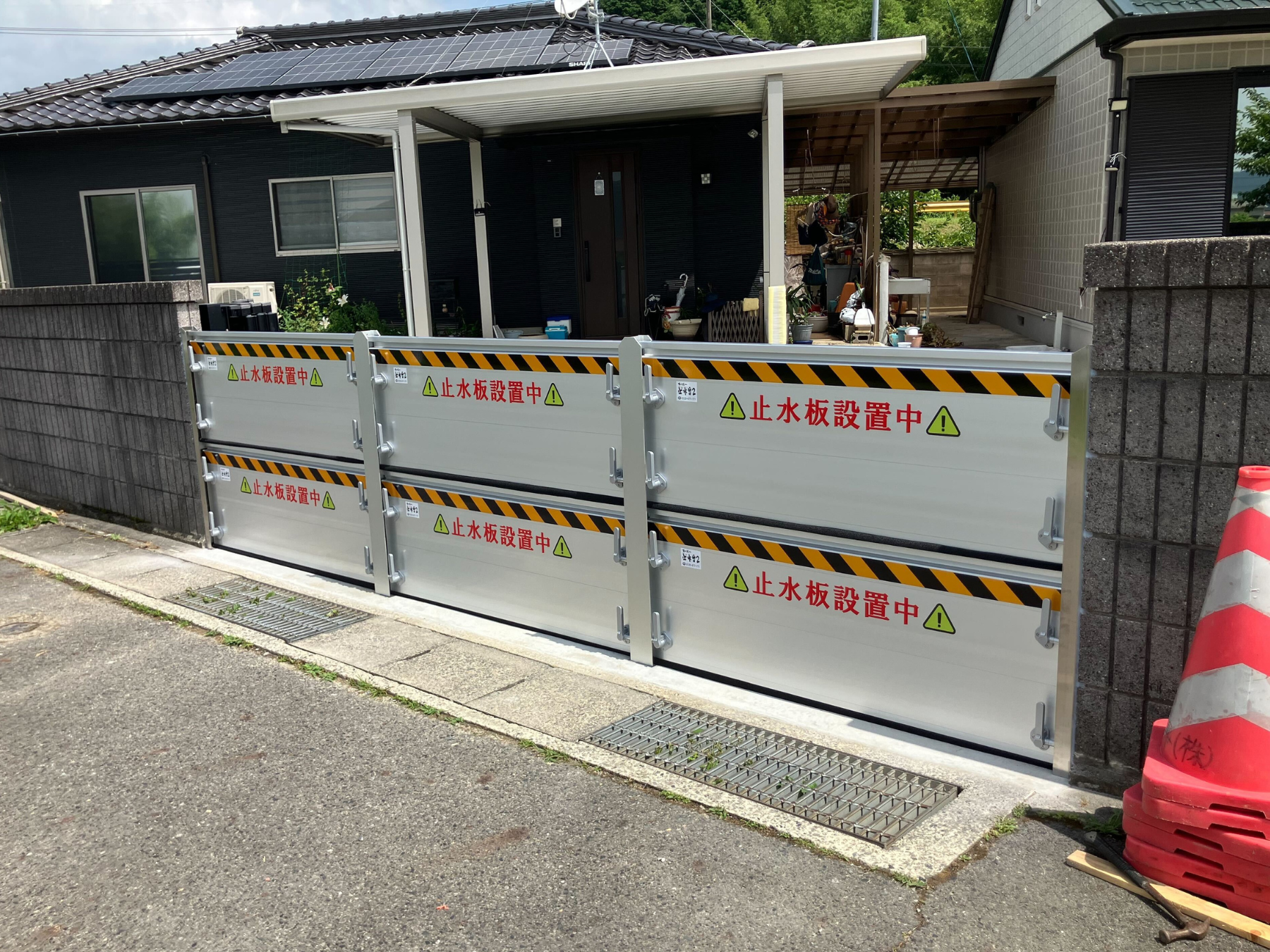 ［導入事例］個人宅の駐車場門扉に防水板支柱タイプ