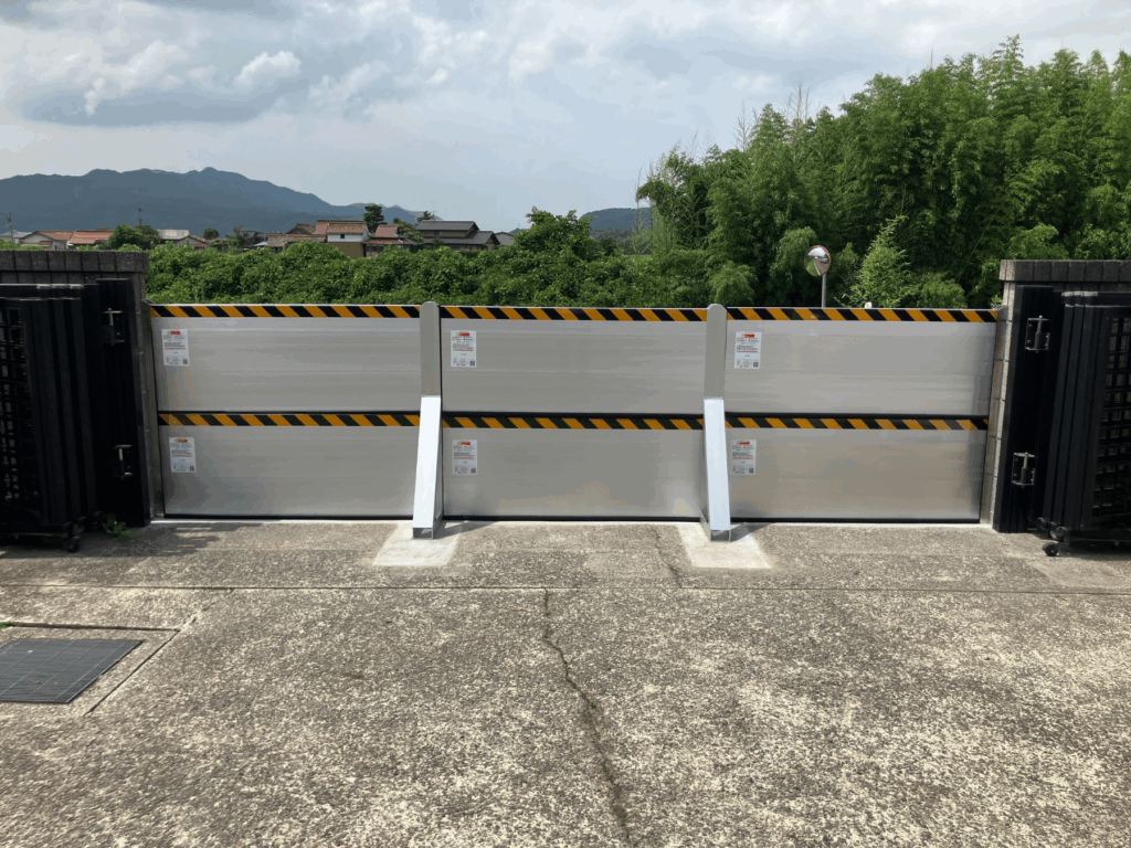 ［導入事例］個人宅の駐車場門扉に防水板支柱タイプ