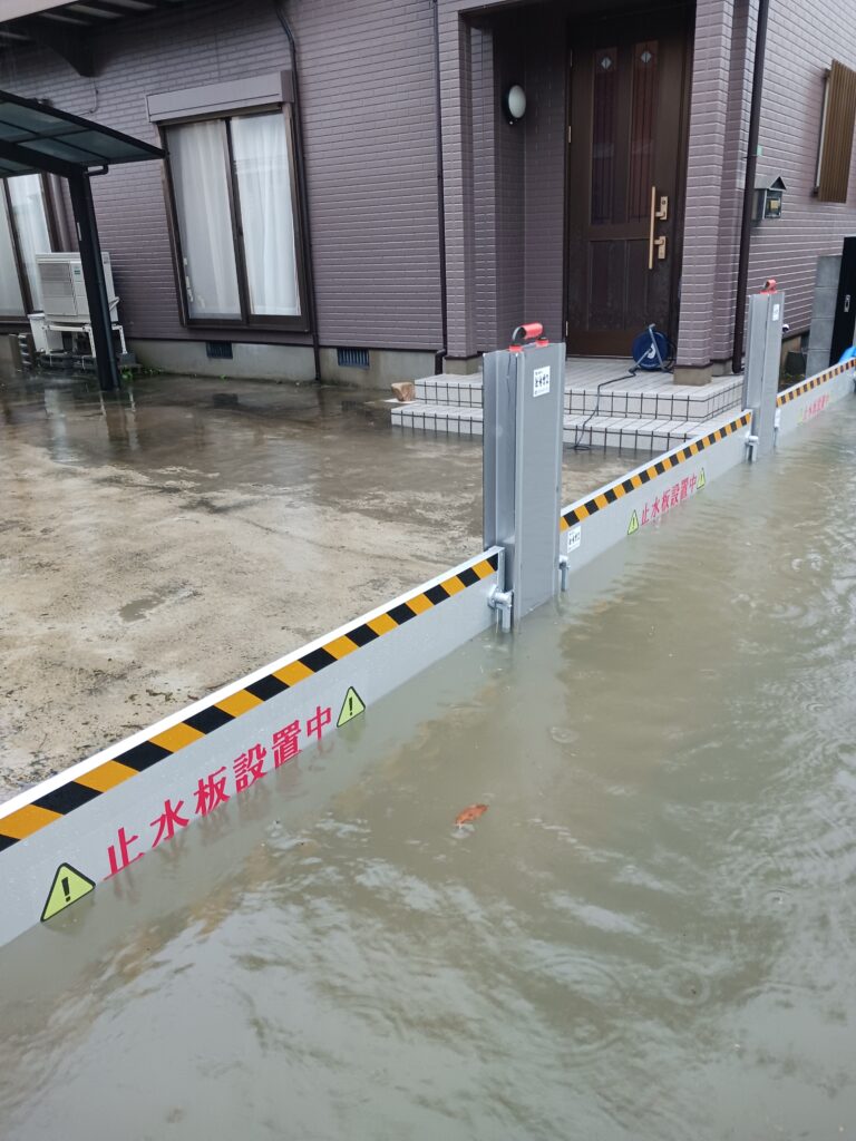 ［導入事例］個人宅の外構に中間支柱あり止水板支柱タイプ２