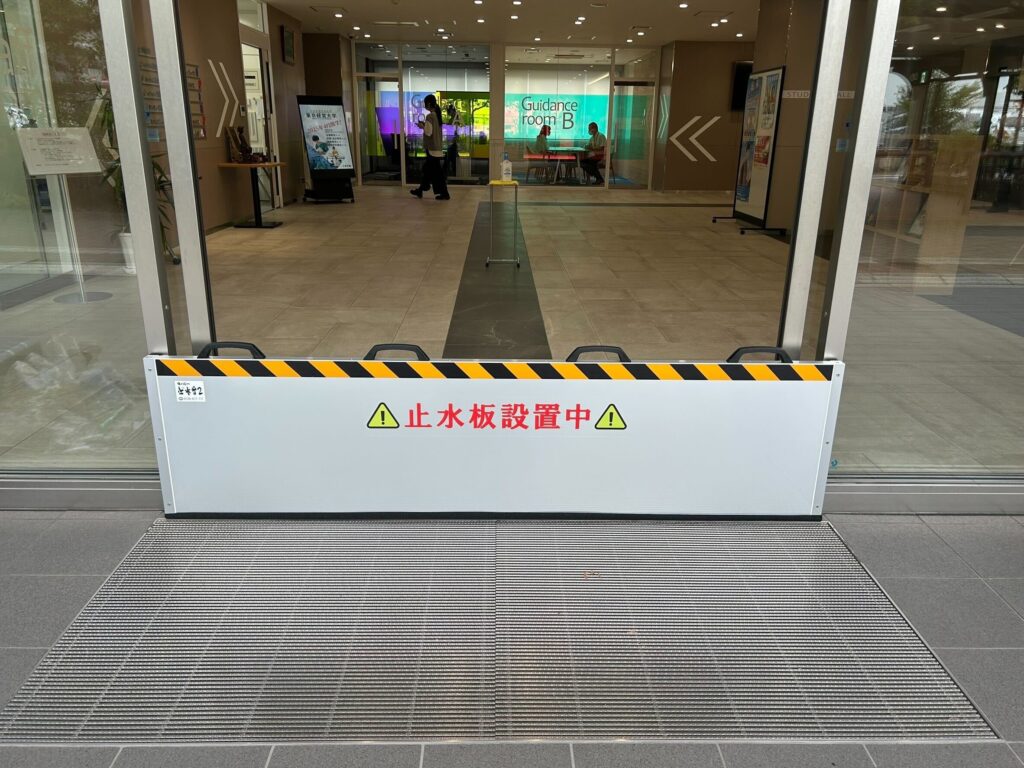 専門学校ビルの正面入口に止水板マグネットタイプ