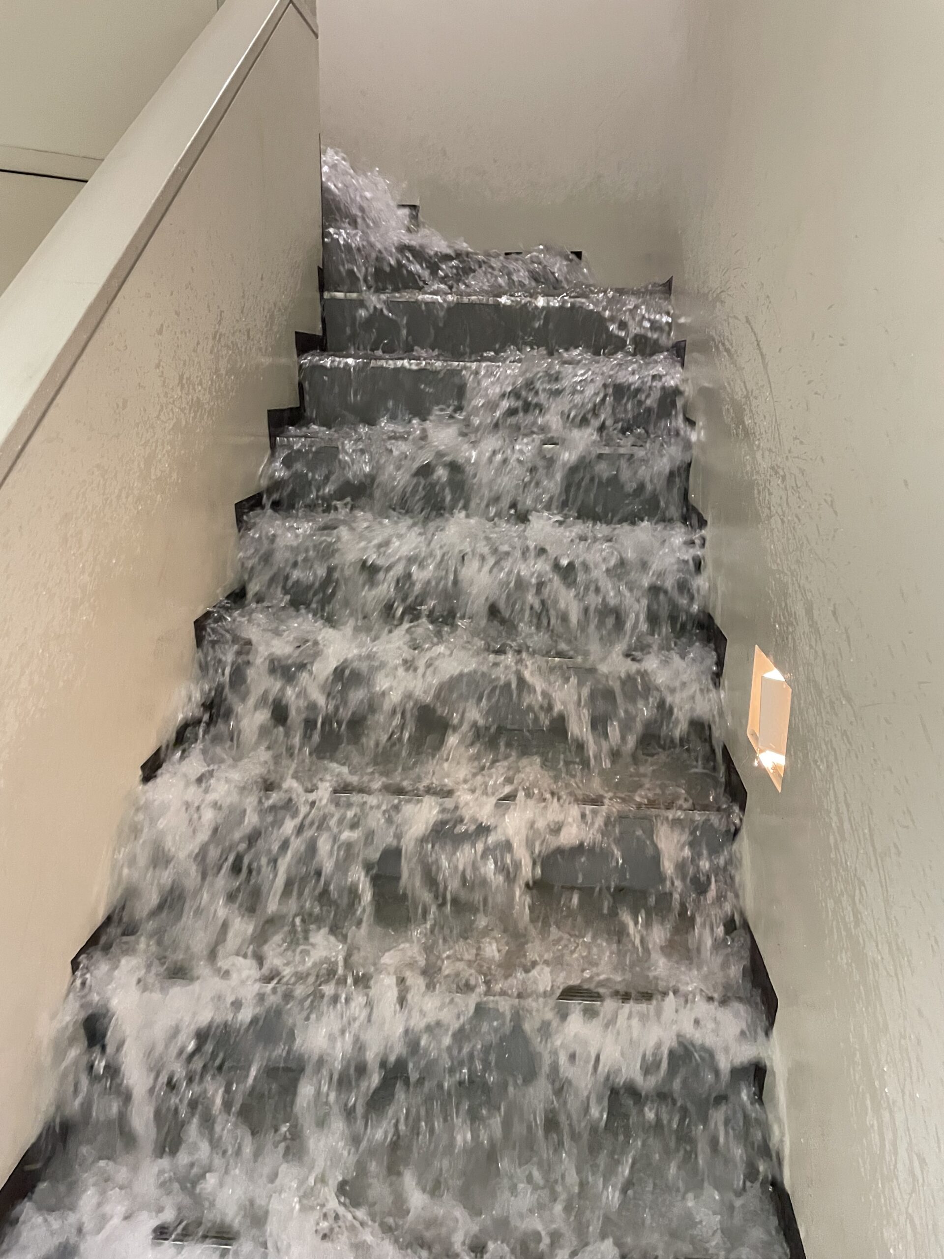 共用階段（地下への雨水が流れ込む様子）
