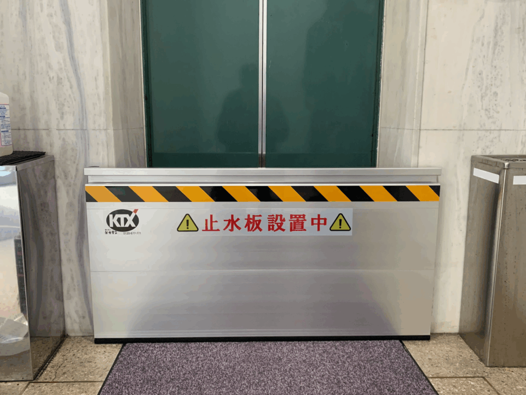 テナントビルのエレベーター・倉庫エレベーターに防水板マグネットタイプ(1)