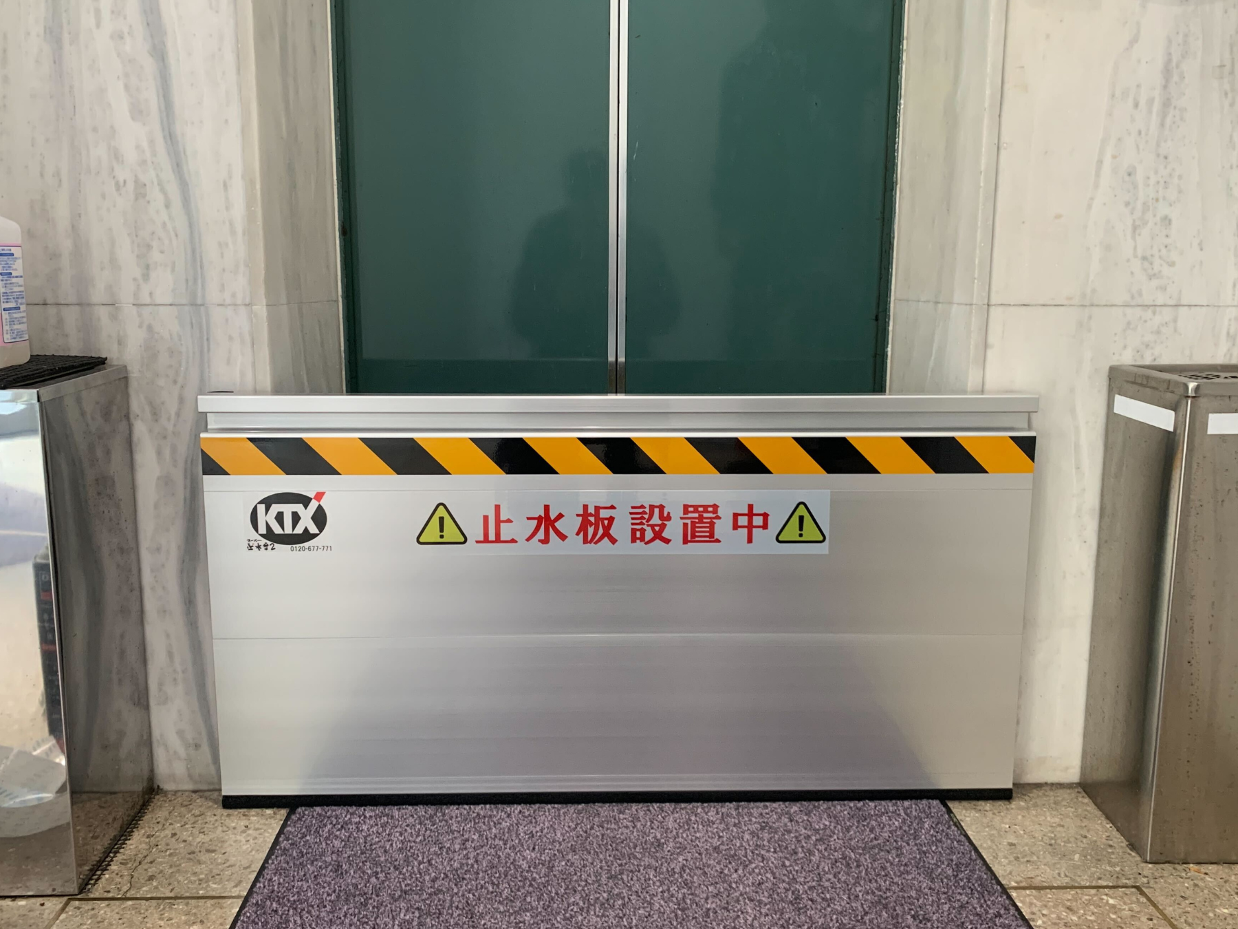テナントビルのエレベーター・倉庫エレベーターに防水板マグネットタイプ（１）