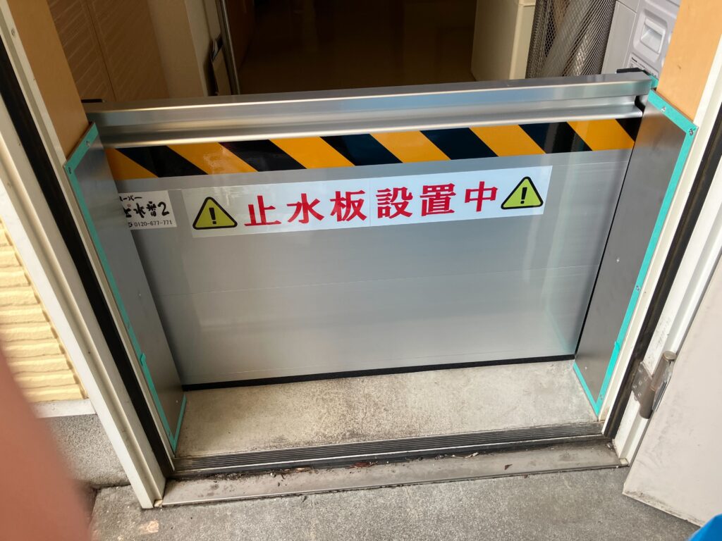 病院の自動ドア・従業員入口に防水板マグネットタイプ