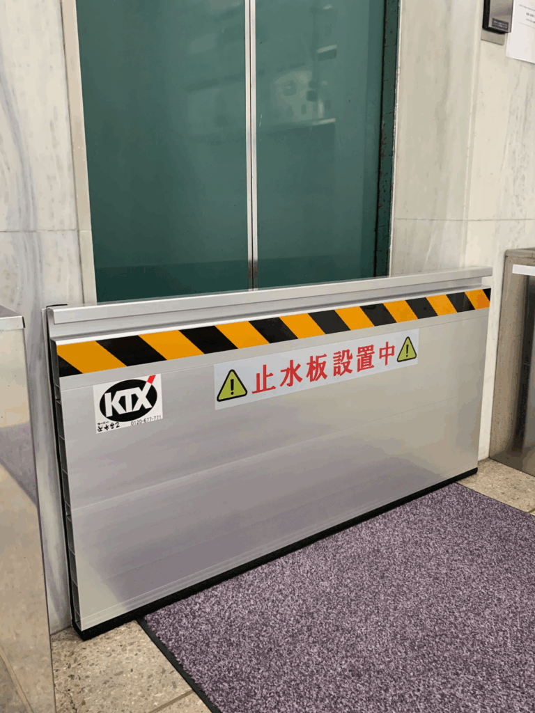 テナントビルのエレベーター・倉庫エレベーターに防水板マグネットタイプ（２）