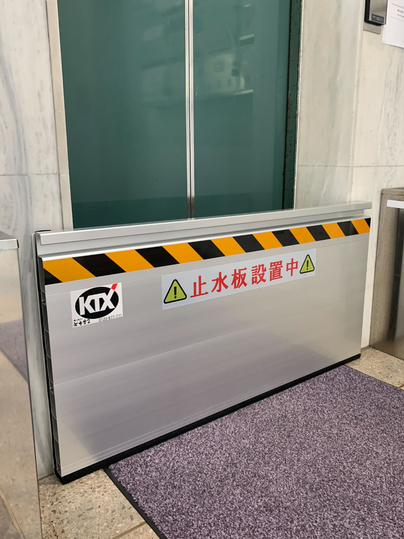 テナントビルのエレベーター・倉庫エレベーターに防水板マグネットタイプ（２）