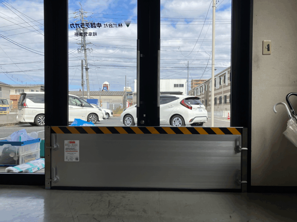 営業所の出入口・搬入口前に止水板マグネットタイプ