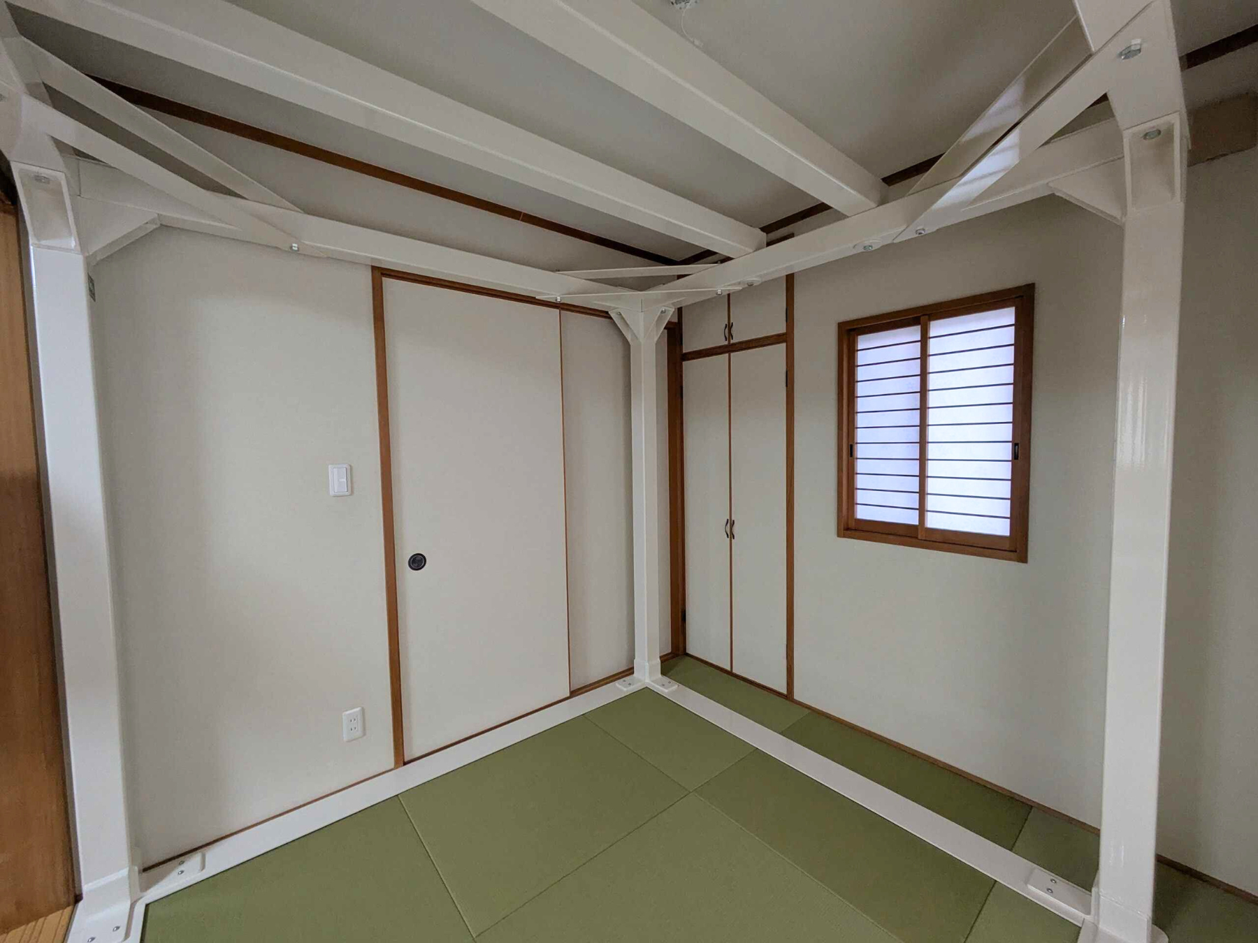 一軒家の和室に鉄骨シェルター１