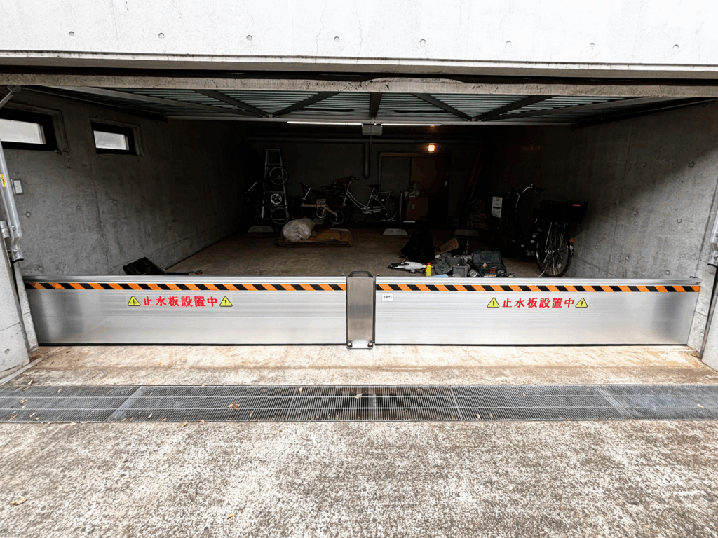 個人宅ガレージに中間支柱あり止水板マグネットタイプ