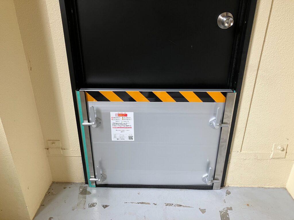 営業所の出入口・搬入口前に止水板マグネットタイプ