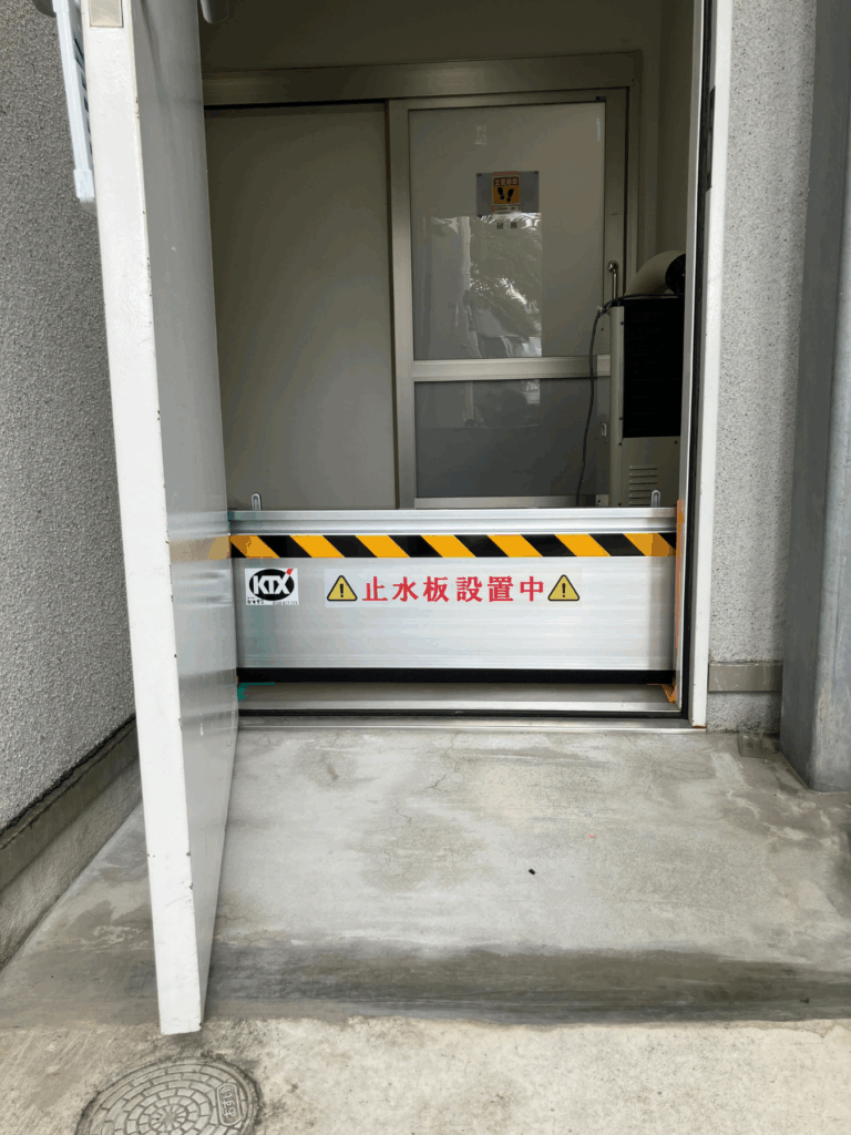 クリニック従業員出入口など通用口に防水板支柱タイプ（３）