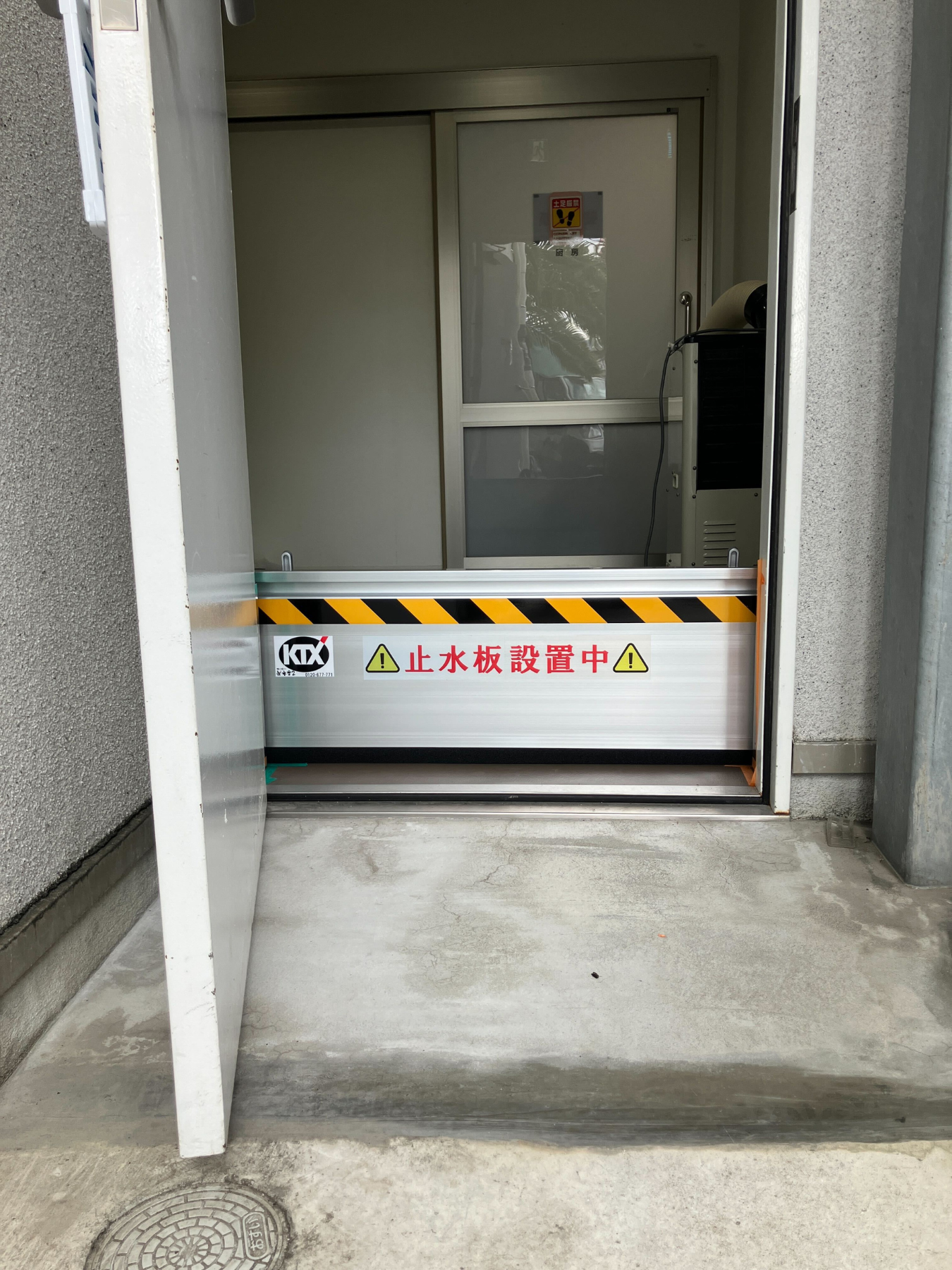 クリニック従業員出入口など通用口に防水板支柱タイプ（３）