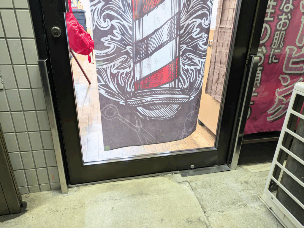 理髪店入り口に防水板マグネットタイプ４