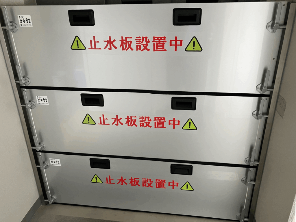 マンションのエレベーター前に三段の防水板支柱タイプ