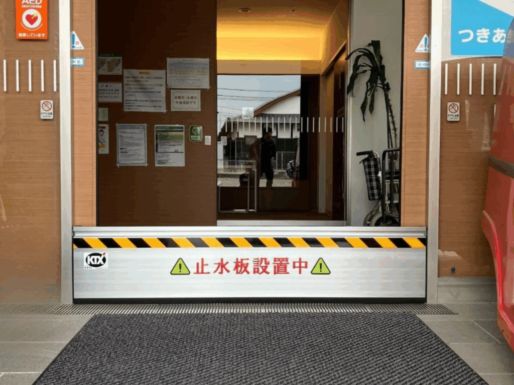 クリニックのエントランスと裏出入口に止水板マグネットタイプ(1)