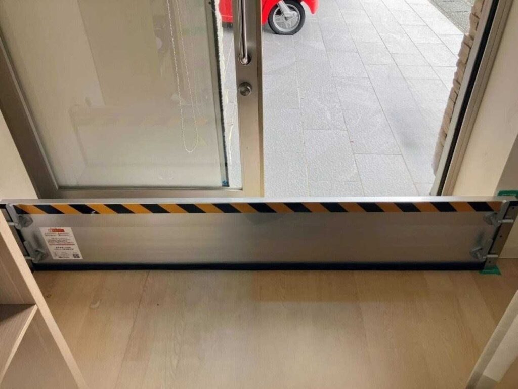 クリニック従業員出入口など通用口に防水板支柱タイプ（２）