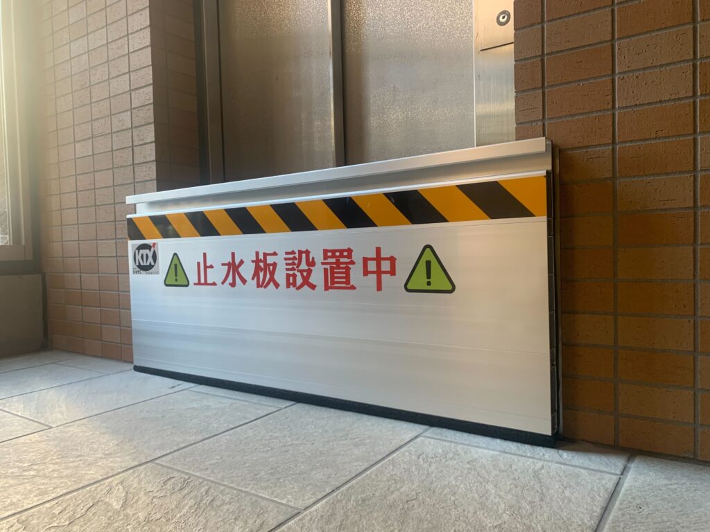 集合住宅のエレベーター前に止水板マグネットタイプ(1)