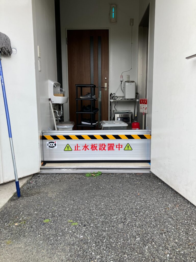 クリニック従業員出入口など通用口に防水板支柱タイプ（４）