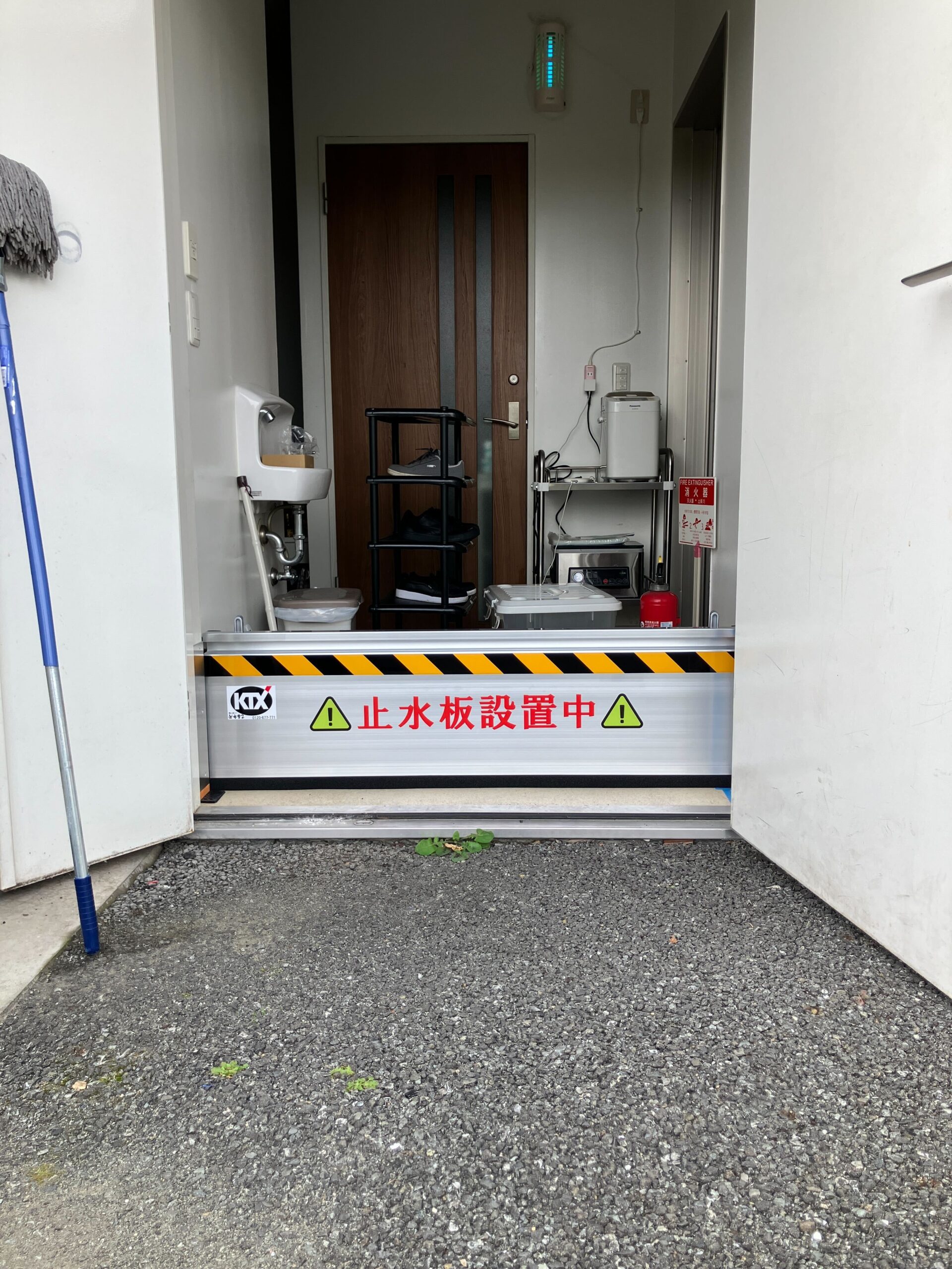 クリニック従業員出入口など通用口に防水板支柱タイプ（４）