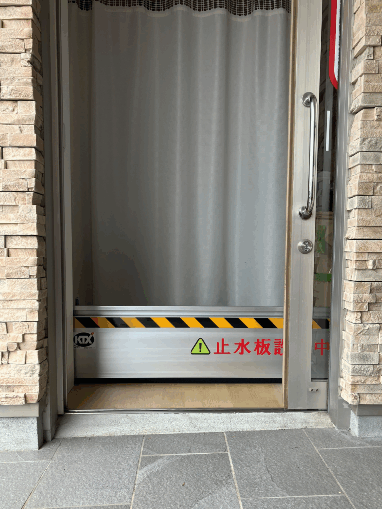 クリニック従業員出入口など通用口に防水板支柱タイプ(1)