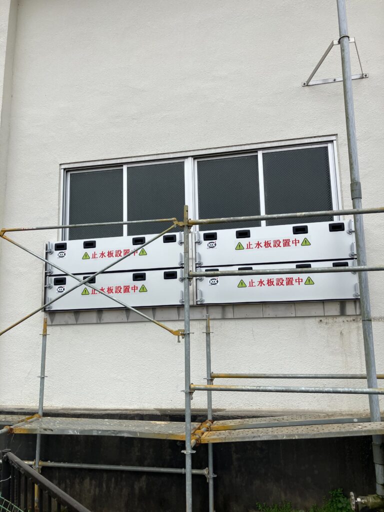 揚水機場／排水機場の腰窓に防水板支柱タイプ