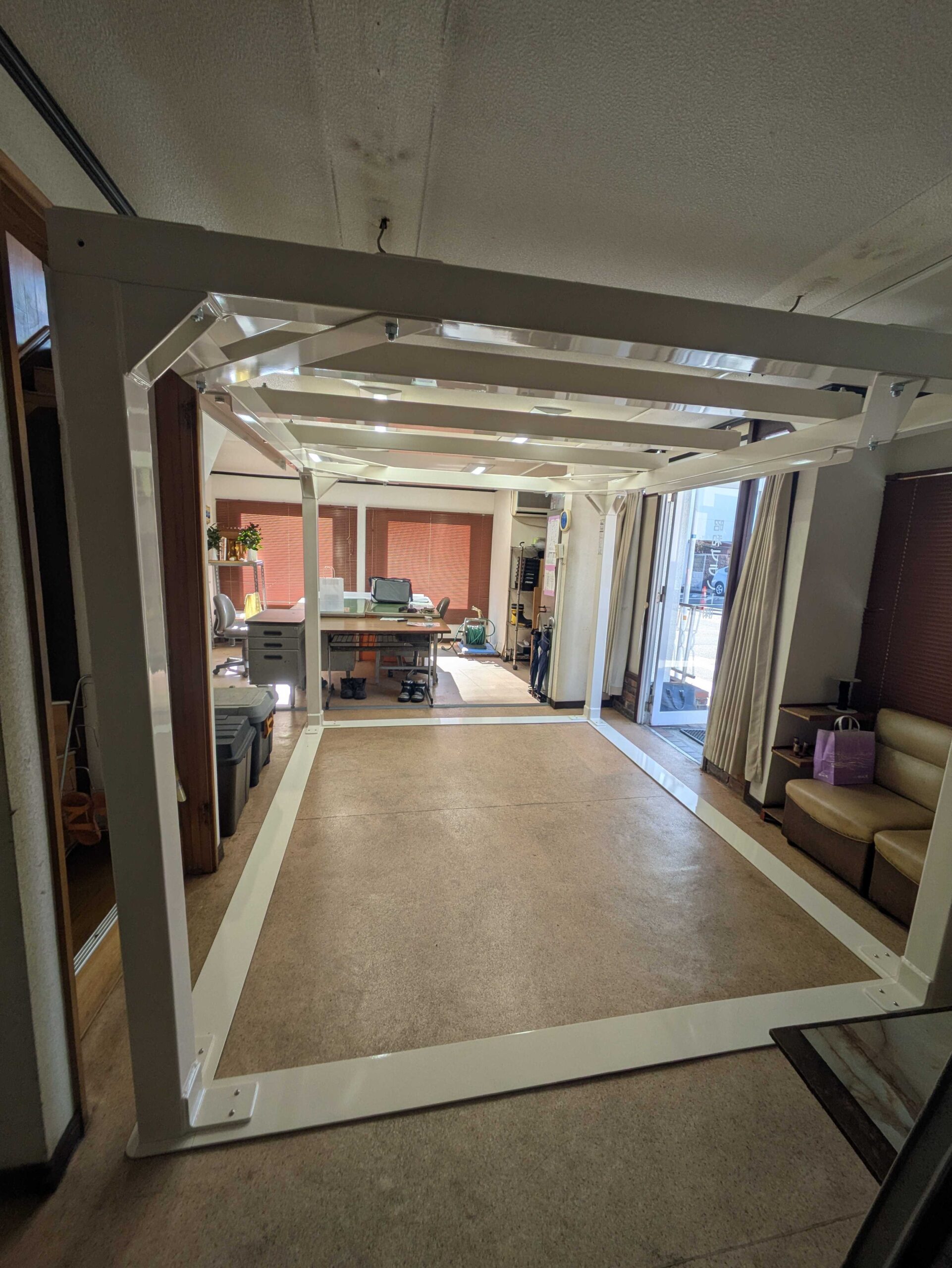 事務所の一室に鉄骨シェルター1