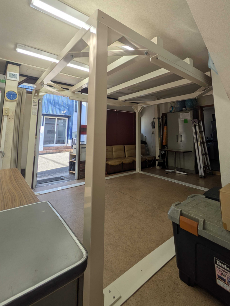 事務所の一室に鉄骨シェルター2