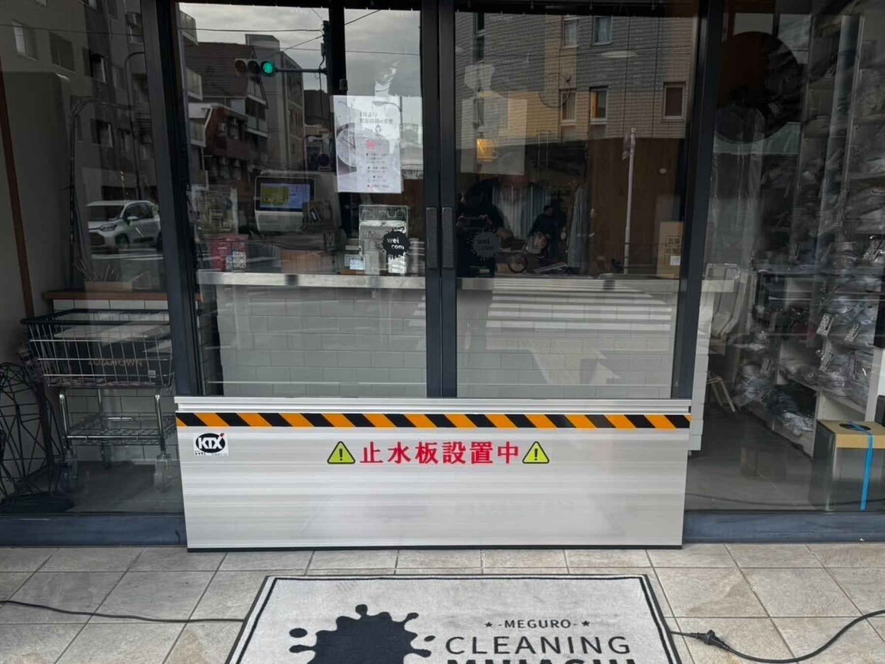 店舗正面自動ドアに防水板マグネットタイプ