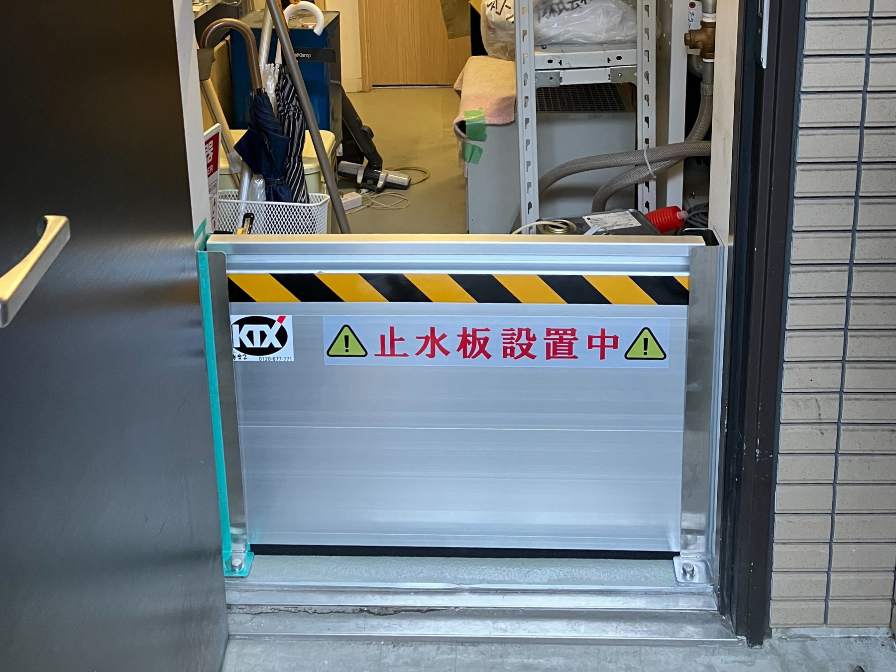 店舗裏側勝手口に防水板支柱タイプ