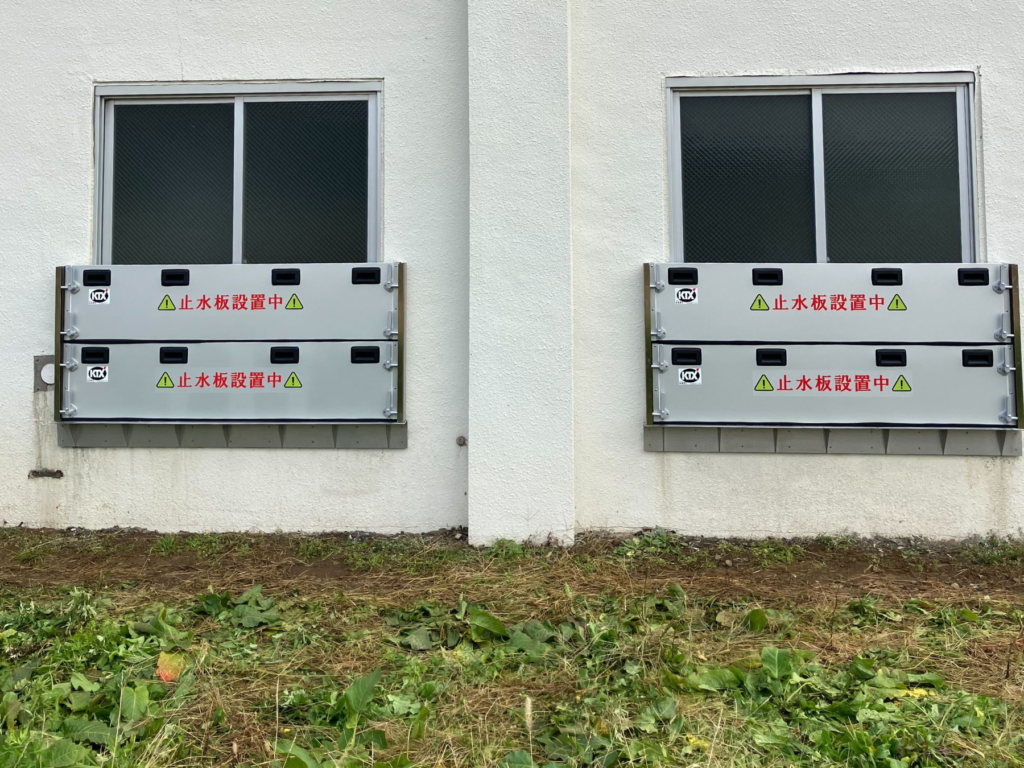 揚水機場／排水機場の腰窓に防水板支柱タイプ