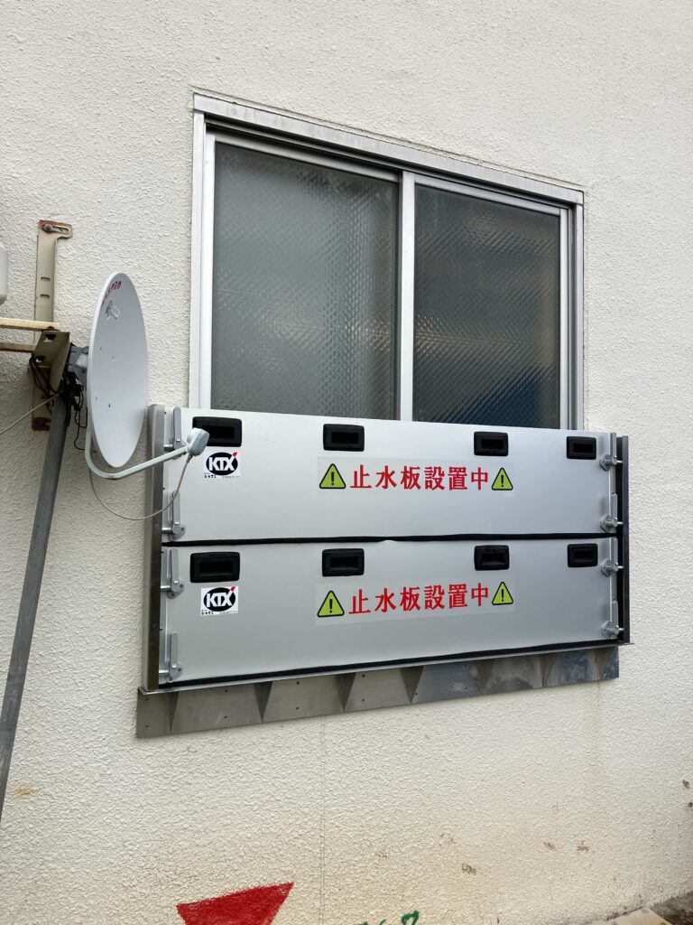 揚水機場／排水機場の腰窓に防水板支柱タイプ