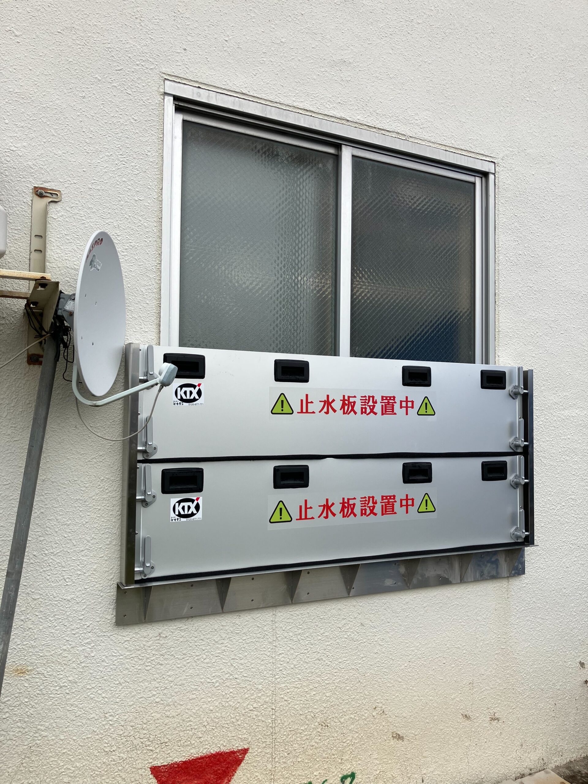 揚水機場／排水機場の腰窓に防水板支柱タイプ